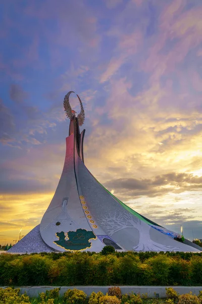 우즈베키스탄 타스켄트 2023년 15일 여름에는 우즈베키스탄 공원에서 일몰에 기념물 — 스톡 사진