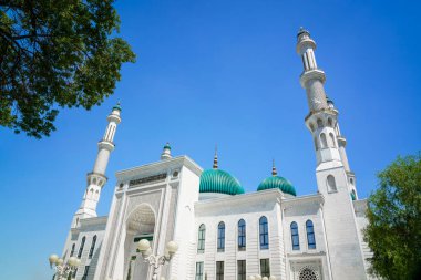 Taşkent, Özbekistan - 15 Ağustos 2023: Açık mavi gökyüzüne karşı beyaz mermer kaplı Islomobod Jome Masjidi Camisi.