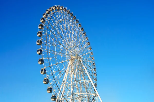 Riesenrad Bei Sonnenuntergang Oder Sonnenaufgang Mit Blauem Himmel Einem Freizeitpark — Stockfoto
