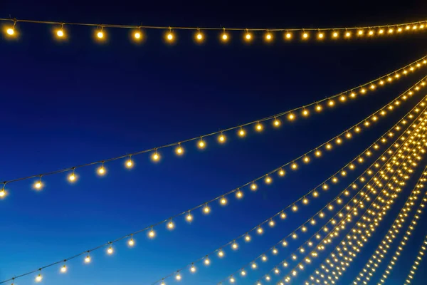 Tunsgen Altın Lambalı Tatil Çelenkleri Kara Gece Gökyüzüne Karşı Kutlama Telifsiz Stok Fotoğraflar
