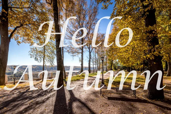 Las Palabras Hello Autumn Fondo Del Parque Otoñal Iluminado Por — Foto de Stock