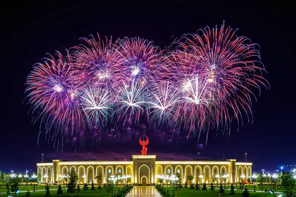 Узбекистан Ташкент Сентября 2023 Года Многоцветные Фейерверки Над Монументом Независимости — стоковое фото
