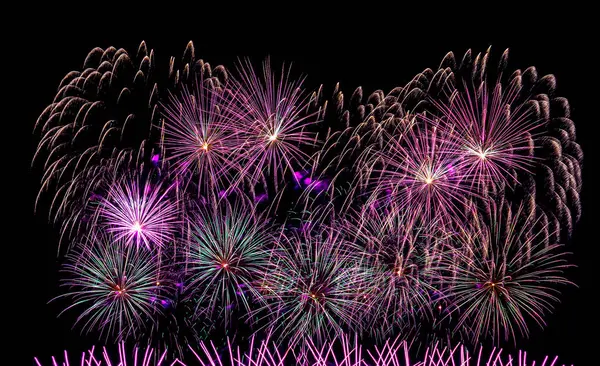 Fuochi Artificio Celebrazione Variopinti Isolati Uno Sfondo Cielo Nero Notte — Foto Stock