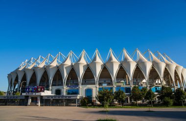 Taşkent, Özbekistan - 30 Eylül 2023: Bunyodkor Stadyumu, güneşli bir günde mavi gökyüzü arka planında Özbekistan 'ın en büyük futbol stadyumu..