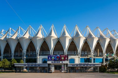 Taşkent, Özbekistan - 30 Eylül 2023: Bunyodkor Stadyumu, güneşli bir günde mavi gökyüzü arka planında Özbekistan 'ın en büyük futbol stadyumu..