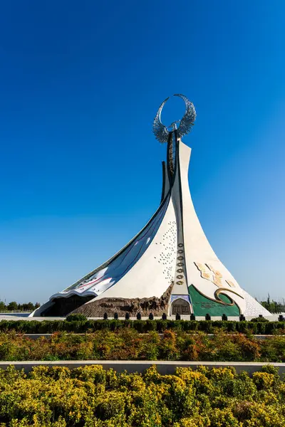 UZBEKISTAN, TASHKENT - 15 EYLÜL 2023: Yaz mevsiminde Yeni Özbekistan parkında gündüz vakti bir Humo kuşu ile birlikte bir çelik şeklinde Bağımsızlık Anıtı.