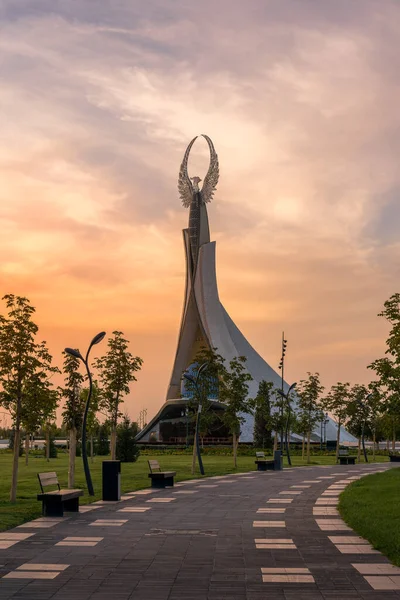 Uzbequistão Tashkent Setembro 2023 Monumento Independência Forma Uma Estela Com Imagens De Bancos De Imagens