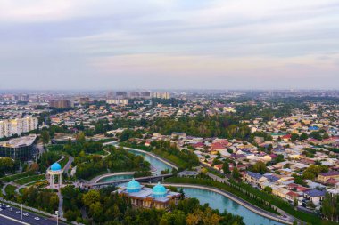 Özbekistan, Taşkent - 29 Eylül 2023: Taşkent TV kulesindeki gözlem güvertesinden gün batımında dumanla kaplanmış şehir merkezine kadar. Şehirde hava saldırısı.
