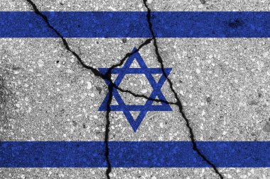 Kırık beton duvarda İsrail bayrağı. Kriz, varsayılan, ekonomik çöküş, salgın, çatışma, terör, savaş veya ülkedeki diğer sorunlar kavramı. Soyut afet sembolü.