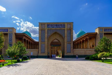 Özbekistan, Taşkent - 4 Ekim 2023: Güneşli bir günde Taşkent 'te bulutlu bir gökyüzü ile Hazrati İmam kompleksi.