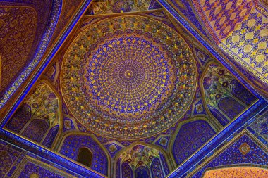 Özbekistan, Semerkant 'taki kubbe ve Sicilya Camii' nin içi. Müslüman oryantal geleneksel geometrik süs. Soyut arkaplan.