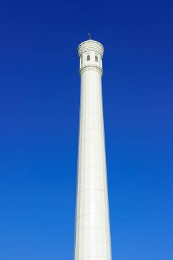 Küçük Cami 'nin minaresi mavi gökyüzü arka planına karşı beyaz mermerden yapılmıştır..