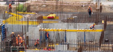 Rusya, Kaluga - 20 Ağustos 2022: Bir grup işçi demir tesisatlarından bir binanın iskeletini birleştiriyor.