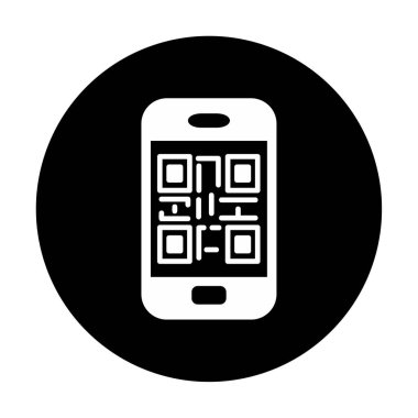 Akıllı telefon ekranındaki qr kodu beyaz arkaplanda izole edilmiş
