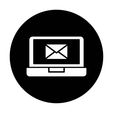 Beyaz arkaplanda dizüstü bilgisayar vektör illüstrasyonunda e- posta