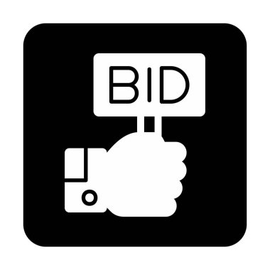 Erkekler teklif ile pankartı tutuyorlar.  