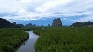 Bannaiyop Phang nga Tayland 'da yer alan ve dağların üzerinde gölgeli bulutlar bulunan inanılmaz dağların, mangrov ormanlarının ve deniz manzarasının insansız hava görüntüsü.