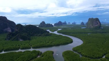 Bannaiyop Phang nga Tayland 'da yer alan ve dağların üzerinde gölgeli bulutlar bulunan inanılmaz dağların, mangrov ormanlarının ve deniz manzarasının insansız hava görüntüsü.