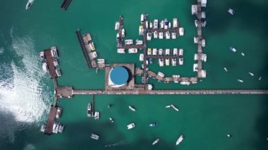 Yat ve yelkenli parkının havadan görüntüsü marina taşımacılığı ve seyahat arkaplanı Yaz mevsiminde güzel deniz