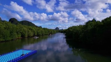 Bannaiyop Phang nga Tayland 'da yer alan ve dağların üzerinde gölgeli bulutlar bulunan inanılmaz dağların, mangrov ormanlarının ve deniz manzarasının insansız hava görüntüsü.