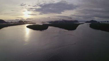 Şaşırtıcı deniz yüzeyi güzel dalga inanılmaz hafif alacakaranlık gökyüzü günbatımı. Sinema robotu dinamik görüntüler çekti. Doğanın güzel deniz manzarası.