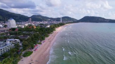 İnsansız hava aracı deniz kenarındaki tropikal dağlar, inanılmaz dalgalar deniz arka planı, Tayland 'daki Phuket Adası' ndaki güzel deniz.