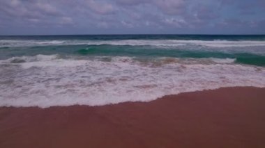 Sahilin tepesindeki dalgalar, deniz dalgaları harika okyanus dalgaları, Tayland, Phuket Adası 'ndaki tropik sahil denizi Tayland' a seyahat etmek için turistlerin uğrak yeridir.