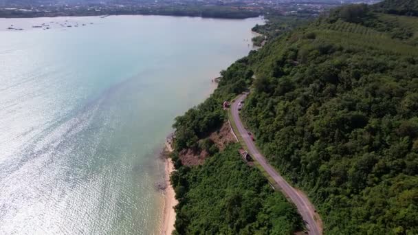 Drone Widok Tropikalnych Gór Pobliżu Morza Niesamowite Fale Tło Morskie — Wideo stockowe