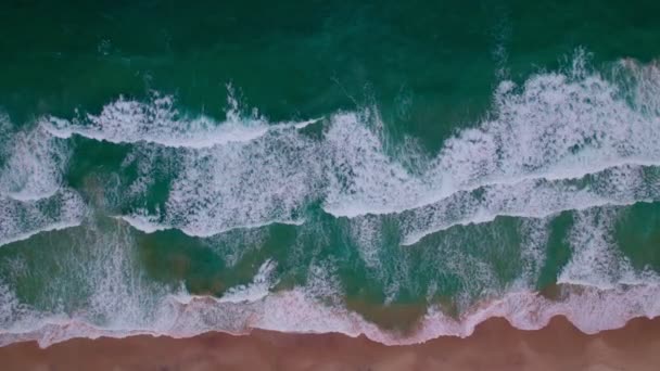Crashing Vågor Stranden Ovanifrån Flygfoto Vågor Hav Fantastisk Ocean Tropisk — Stockvideo