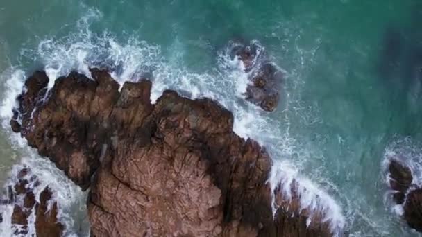 Luchtfoto Neerstortende Golven Stromend Zee Rotsen Een Donkere Zee Oceaan — Stockvideo
