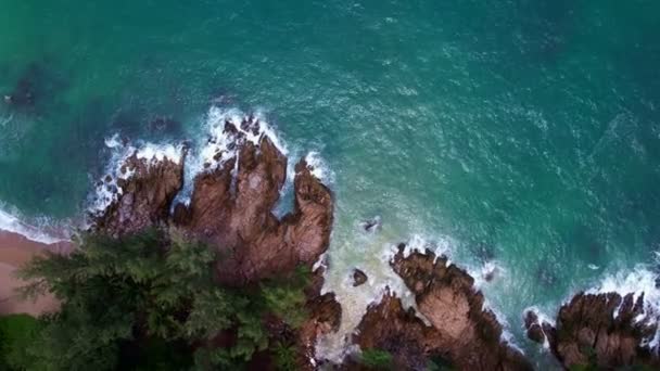 Luchtfoto Neerstortende Golven Stromend Zee Rotsen Een Donkere Zee Oceaan — Stockvideo