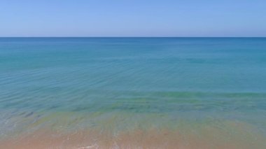 Sahilin tepesindeki dalgalar, deniz dalgaları harika okyanus dalgaları, Tayland, Phuket Adası 'ndaki tropik sahil denizi Tayland' a seyahat etmek için turistlerin uğrak yeridir.