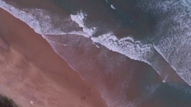 Sahilin tepesindeki dalgalar, deniz dalgaları harika okyanus dalgaları, Tayland, Phuket Adası 'ndaki tropik sahil denizi Tayland' a seyahat etmek için turistlerin uğrak yeridir.