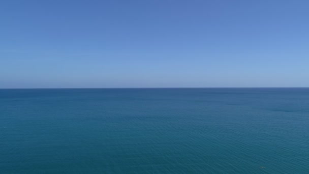 泰国普吉岛的海面水纹背景和反射太阳光的空中鸟瞰泰国普吉岛阳光明媚的热带海洋的海面水纹 — 图库视频影像