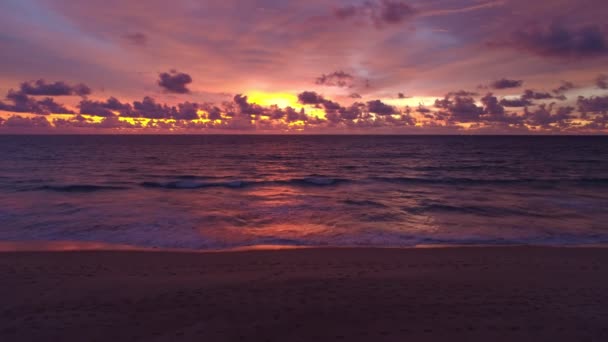 Şaşırtıcı Deniz Yüzeyi Güzel Dalga Inanılmaz Hafif Alacakaranlık Gökyüzü Günbatımı — Stok video