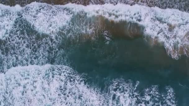Vagues Écrasantes Sur Plage Vue Haut Vue Aérienne Vagues Mer — Video
