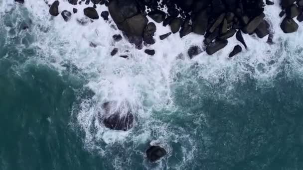 Vista Aérea Ondas Colidindo Fluindo Rochas Litorâneas Mar Escuro Superfície — Vídeo de Stock