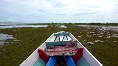 Sabah göl suyunda balıkçı teknesi, eski ahşap balıkçı teknesi, göl suyunda ahşap balıkçı teknesi Thale noi Phatthalung Tayland 'da güzel manzara manzarası.