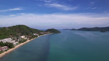 İnsansız hava aracı deniz kenarındaki tropikal dağlar, inanılmaz dalgalar deniz arka planı, Tayland 'daki Phuket Adası' ndaki güzel deniz.