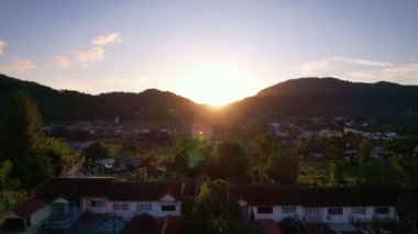 Phuket Tayland 'da gün batımında hava manzaralı bir köy. İHA kamerasından.