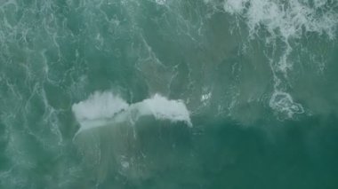 Sahilin tepesindeki dalgalar, deniz dalgaları harika okyanus dalgaları, Tayland, Phuket Adası 'ndaki tropik sahil denizi Tayland' a seyahat etmek için turistlerin uğrak yeridir.