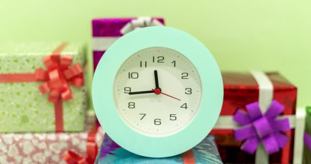 Timelapse Beautiful Alarm Clock Gift Box Arrière Plan Réveil Visage — Video