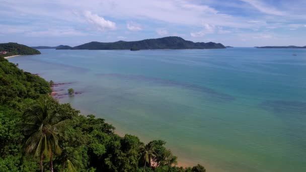 Drone Widok Tropikalnych Gór Pobliżu Morza Niesamowite Fale Tło Morskie — Wideo stockowe