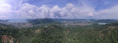 Panorama manzara Patong şehri ve kathu bölgesi Phuket Tayland İHA kamerasından Yüksek açı, Panoramik doğa manzarası Drone 'dan