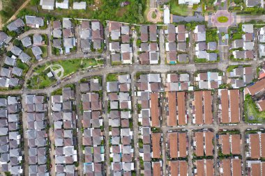 Yeni bir emlak şirketi. Günbatımında veya gündoğumunda konutların ve garaj yollarının hava manzarası. Phuket thailand 'daki özel evlerin yukarıdan aşağı manzarası.