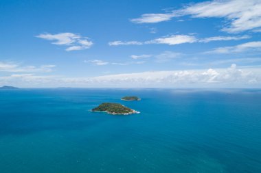 Tropikal denizdeki küçük adanın hava manzarası mavi gökyüzü arka planına karşı, Phuket Tayland 'daki inanılmaz güzel okyanus adası
