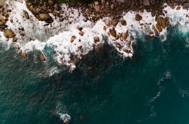 Phuket Tayland 'daki muhteşem deniz manzarası. Deniz kıyısına vuran güzel dalga. Yaz mevsiminde Top View denizi.