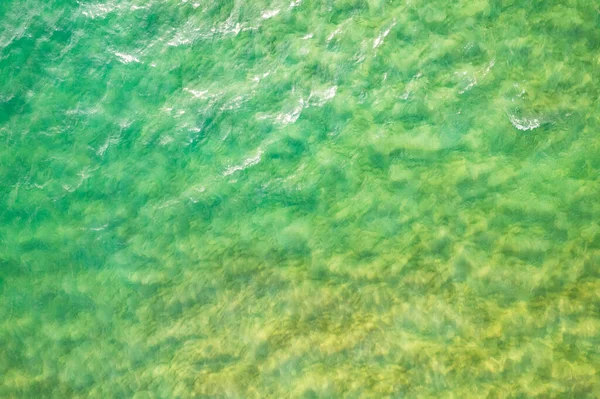 海面の空の景色水面のテクスチャ背景と太陽の反射空の飛行ドローンビュープーケット島の日当たりの良い熱帯の海の波の表面のテクスチャタイ — ストック写真