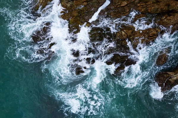 Kayalara Çarpan Dalgaların Hava Görüntüsü Deniz Kuşlarının Bakış Açısı Okyanus — Stok fotoğraf