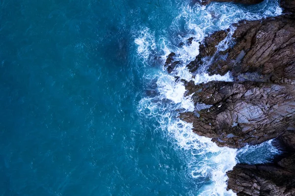 Вид Воздуха Волны Разбивающиеся Скалы Вид Море Высоты Птичьего Полета — стоковое фото